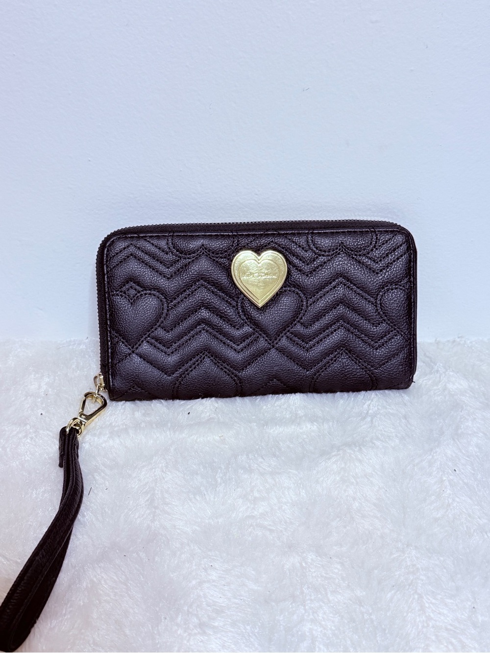 BETSEY JOHNSON BLACK QUILTED HEART Gold Hardware ZIP AROUND WALLET Wristlet
